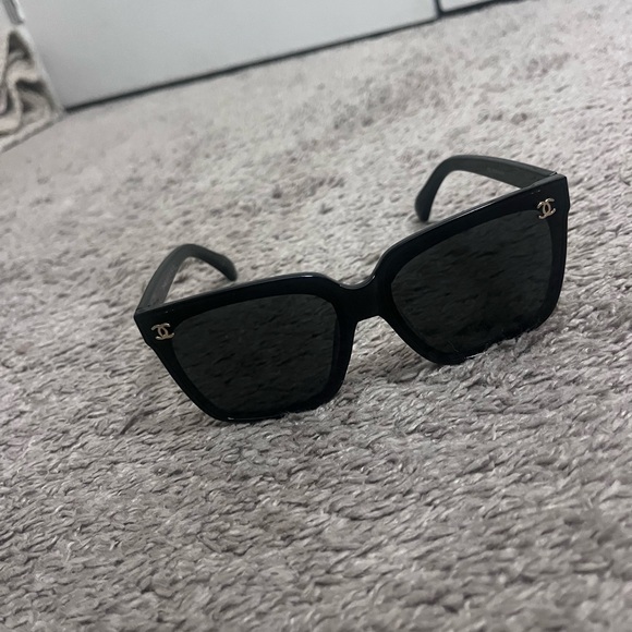 Popular Black Square Sunglasses - Picture 1 of 3
